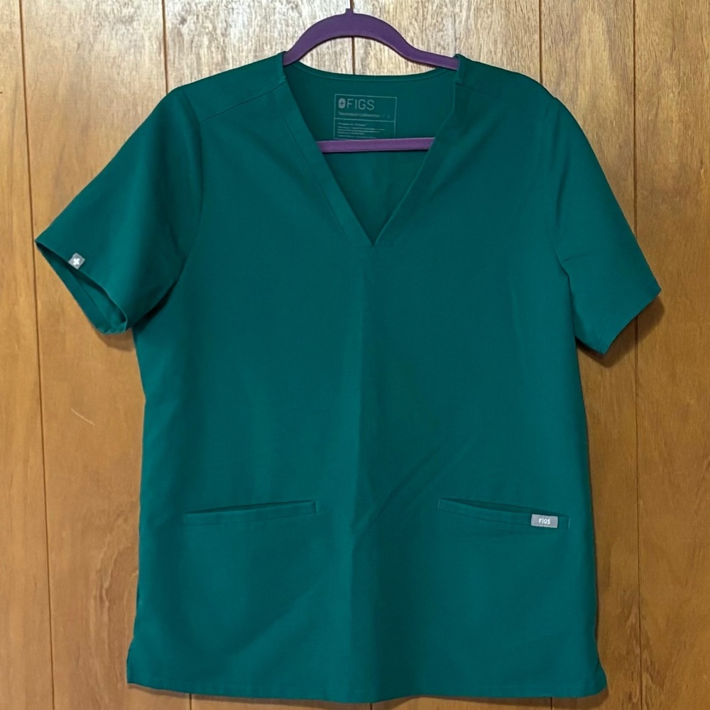 Figs Casma 3 Pocket Top in Hunter Green